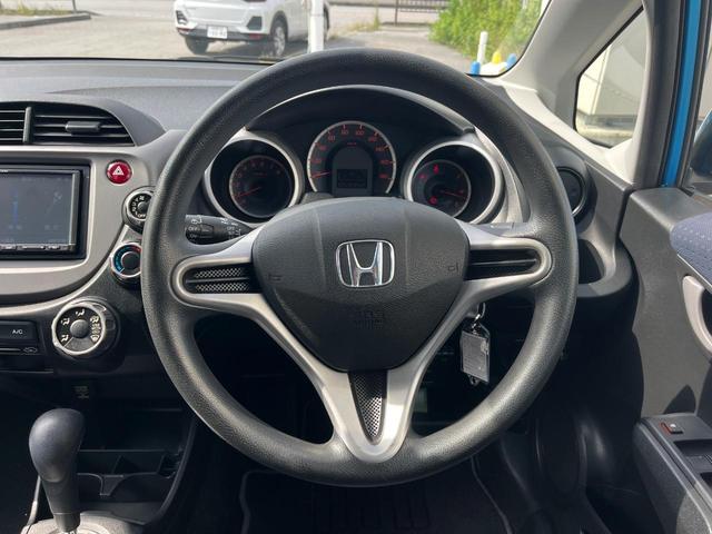 インテリアに合わせたデザインのステアリングは、運転される方のことも考え、運転しやすい形状、大きさです。是非一度、実際に触ってお確かめください。