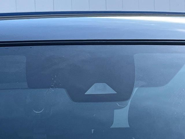 【インテリジェントエマージェンシーブレーキ】フロントカメラで前方の車両や歩行者を検知。衝突しそうな時は衝突被害軽減ブレーキが作動、衝突回避をサポート。より安全にドライブをお楽しみいただけます。