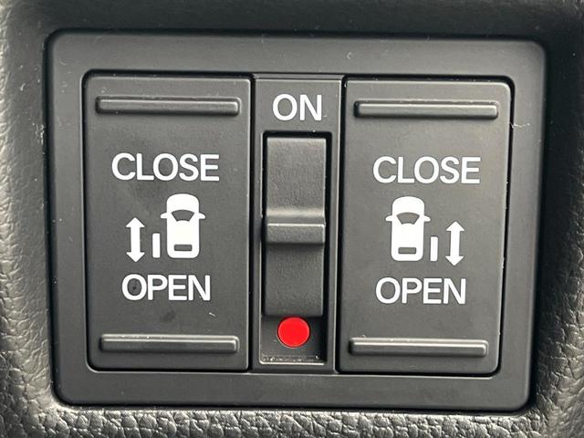 【両側パワースライドドア】スマートキーや運転席のスイッチで後席両側スライドドアの開閉が可能♪電動だから力を入れてドアを開ける必要が無く、小さなお子様でも簡単に開け閉めでき快適です♪