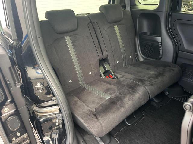後部座席も気になるようなキズ・汚れやへたり等、大きなダメージはなく、良好な状態です。