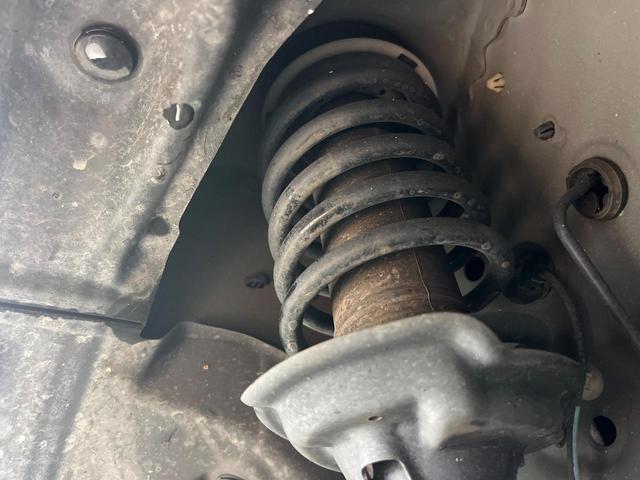 お車を安心してお乗りいただく為には、足回りの定期点検が欠かせません。サービスサポート（有償保証）では無料点検もご提供しており、安心のカーライフをお過ごしいただけるサポート体制が整っています。