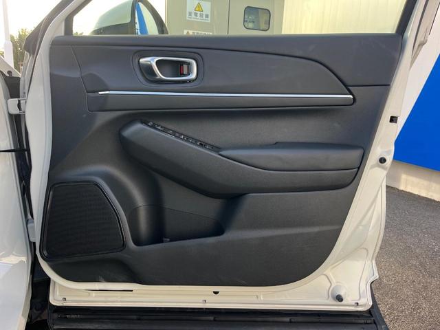 ヴェゼル ｅ：ＨＥＶ　Ｚ　１年保証付　レンタアップ　ＳＤナビ　バックカメラ　衝突被害軽減システム　レーダークルーズ　禁煙車　電動リアゲート　ハーフレザーシート　コーナーセンサー　スマートキー　ＬＥＤヘッド　ＥＴＣ（42枚目）