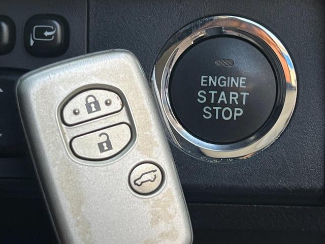 【スマートキー】カバンやポケットに入れたままでもドアの施錠・解錠が可能なスマートキーを装備。エンジンのオン・オフ時もカギを取り出す必要が無いからとっても便利です♪