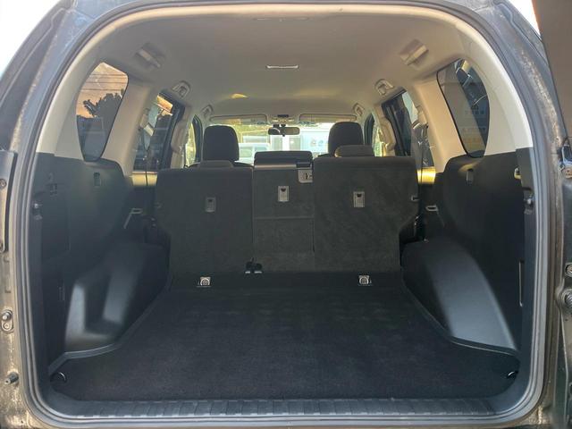 後席を格納すると、これだけの広さが！シーンに合わせたシートアレンジで、大きな荷物も積むことが出来ます♪