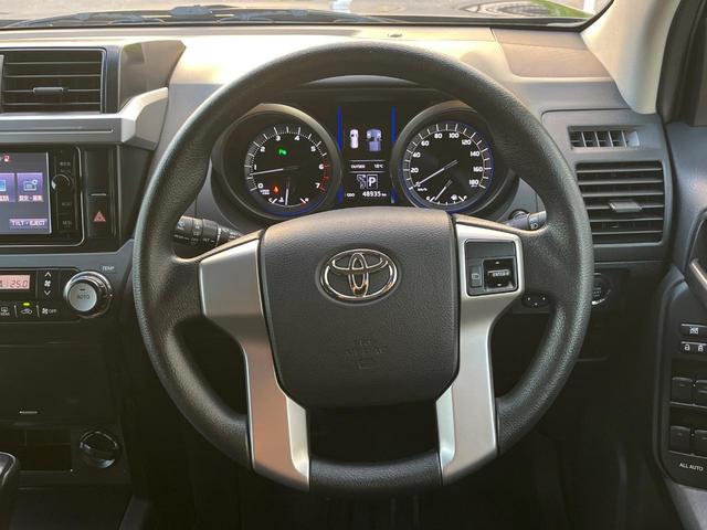 インテリアに合わせたデザインのステアリングは、運転される方のことも考え、運転しやすい形状、大きさです。是非一度、実際に触ってお確かめください。