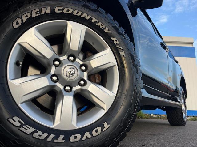 【純正アルミホイール】外観にマッチした純正アルミホイールを装着しております。各種社外アルミホイールや、スタッドレスタイヤも取扱いしております。是非ご相談ください♪