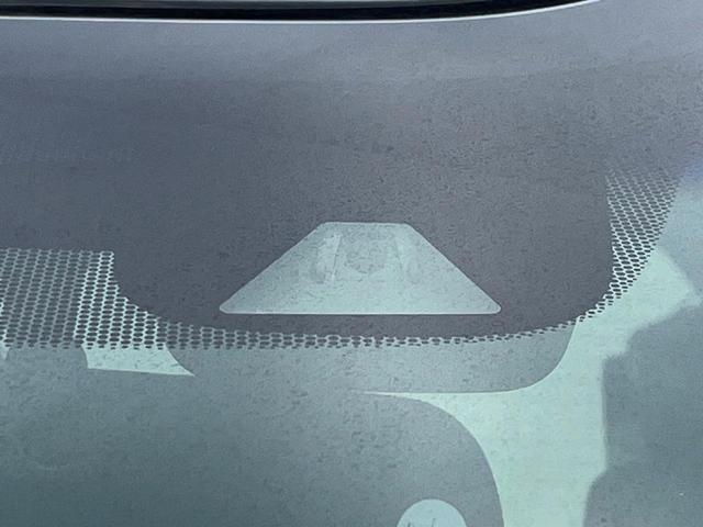 【ホンダセンシング】走行中に前方の車両等を認識し、衝突しそうな時は警報とブレーキで衝突回避と被害軽減をアシスト。より安全にドライブをお楽しみいただけます。