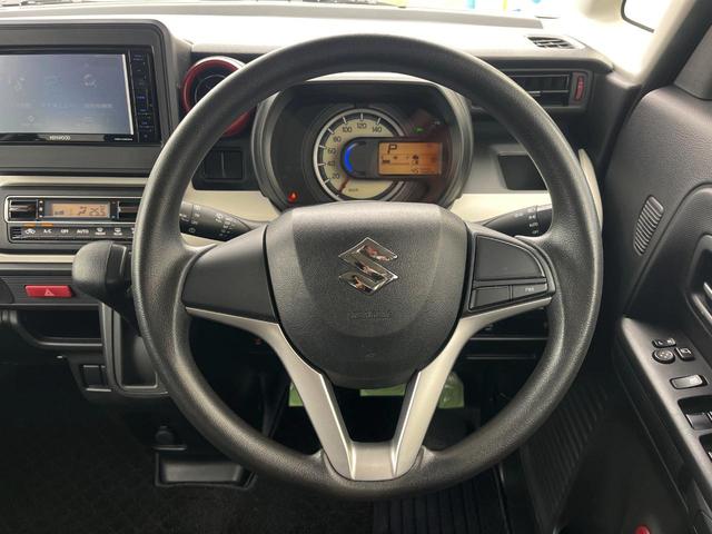 インテリアに合わせたデザインのステアリングは、運転される方のことも考え、運転しやすい形状、大きさです。是非一度、実際に触ってお確かめください。