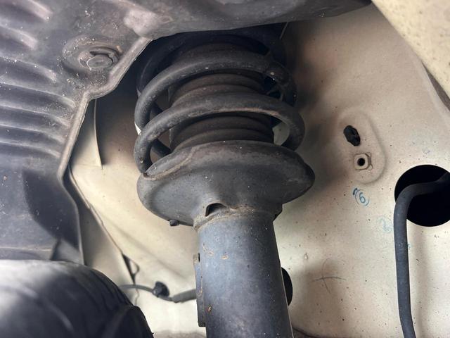 お車を安心してお乗りいただく為には、足回りの定期点検が欠かせません。サービスサポート（有償保証）では無料点検もご提供しており、安心のカーライフをお過ごしいただけるサポート体制が整っています。