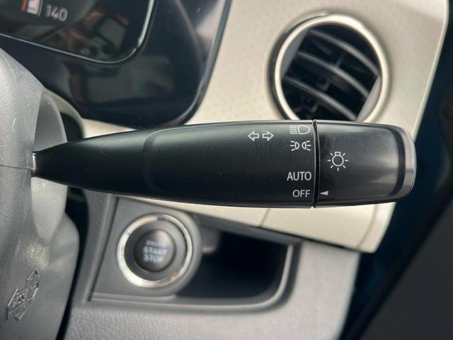 【オートライト】周りの明るさに応じて自動でヘッドライトの点灯・消灯ができる機能です！ライトの付け忘れ・消し忘れなどが無くなり、雨の日や夕方の走行も安心！トンネル通過時も便利ですね♪