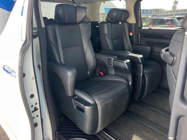 後部座席も気になるようなキズ・汚れやへたり等、大きなダメージはなく、良好な状態です。