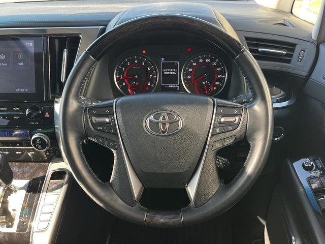 【ウッドコンビステアリング】高級感ある木目調パーツを採用した手に良く馴染むコンビハンドル。運転席廻りの雰囲気も一気に豪華になります！