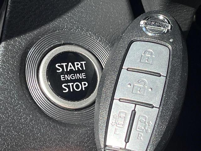 【インテリジェントキー】カバンやポケットに入れたままでもドアの施錠・解錠が可能なスマートキーを装備。エンジンのオン・オフ時もカギを取り出す必要が無いからとっても便利です♪