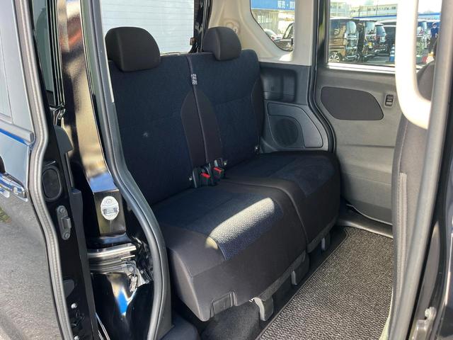 後部座席も気になるようなキズ・汚れやへたり等、大きなダメージはなく、良好な状態です。