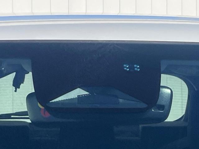 【ホンダセンシング】走行中に前方の車両等を認識し、衝突しそうな時は警報とブレーキで衝突回避と被害軽減をアシスト。より安全にドライブをお楽しみいただけます。