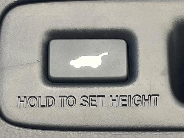 【パワーバックドア】スマートキーや運転席のボタンを押すだけでリアゲートが自動で開閉します！荷物を持っている時や、高い位置にあるバックドアを閉める際に便利な機能です♪