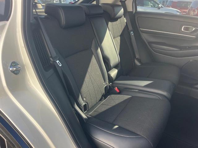 後部座席も気になるようなキズ・汚れやへたり等、大きなダメージはなく、良好な状態です。