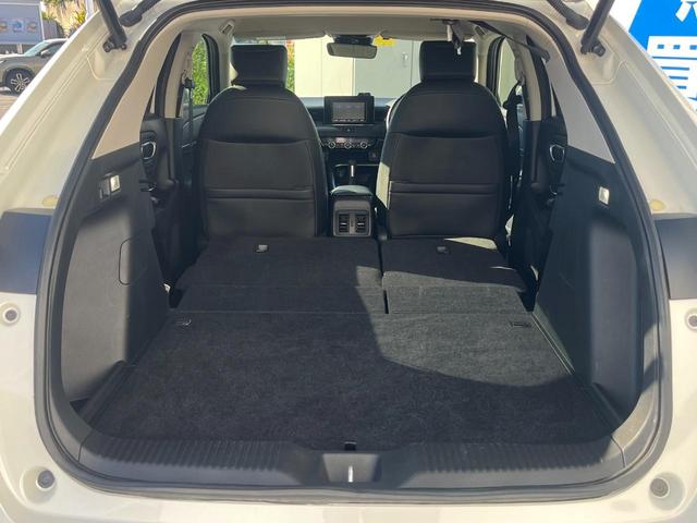 後席を格納すると、これだけの広さが！シーンに合わせたシートアレンジで、大きな荷物も積むことが出来ます♪