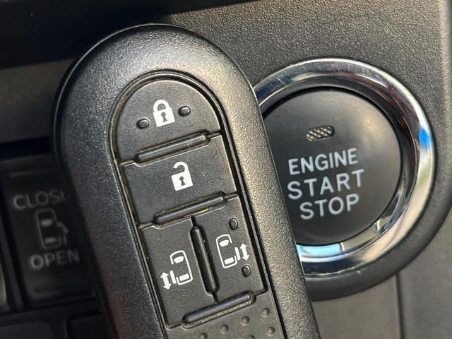 【スマートキー】カバンやポケットに入れたままでもドアの施錠・解錠が可能なスマートキーを装備。エンジンのオン・オフ時もカギを取り出す必要が無いからとっても便利です♪