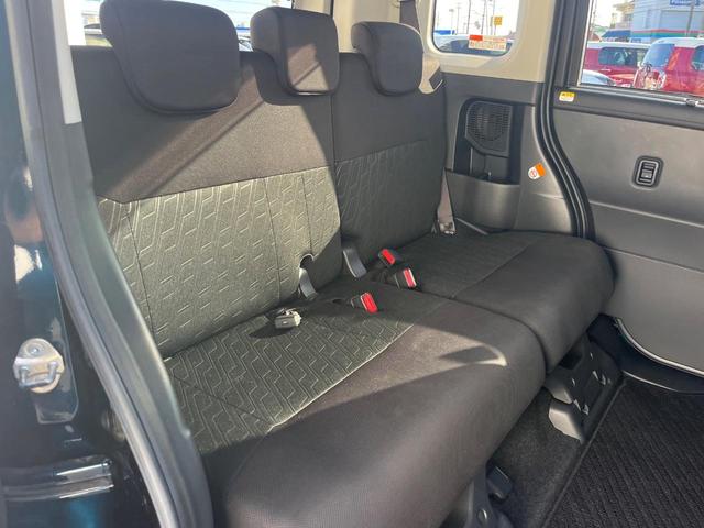 後部座席も気になるようなキズ・汚れやへたり等、大きなダメージはなく、良好な状態です。