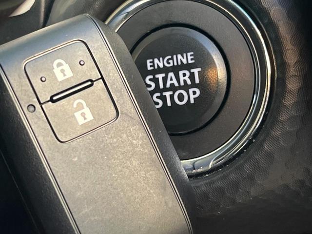 【キーレススタートシステム】カバンやポケットに入れたままでもドアの施錠・解錠が可能なスマートキーを装備。エンジンのオン・オフ時もカギを取り出す必要が無いからとっても便利です♪