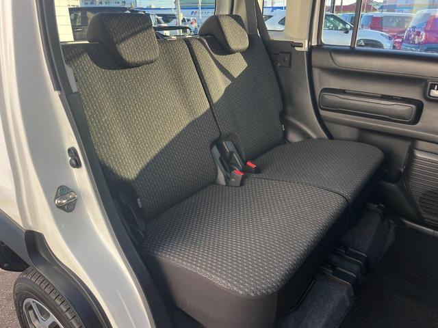 後部座席も気になるようなキズ・汚れやへたり等、大きなダメージはなく、良好な状態です。