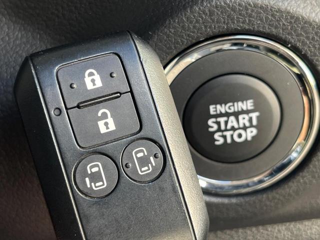 【キーレススタートシステム】カバンやポケットに入れたままでもドアの施錠・解錠が可能なスマートキーを装備。エンジンのオン・オフ時もカギを取り出す必要が無いからとっても便利です♪
