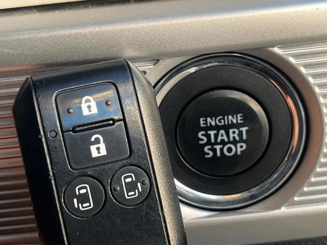 【キーレススタートシステム】カバンやポケットに入れたままでもドアの施錠・解錠が可能なスマートキーを装備。エンジンのオン・オフ時もカギを取り出す必要が無いからとっても便利です♪
