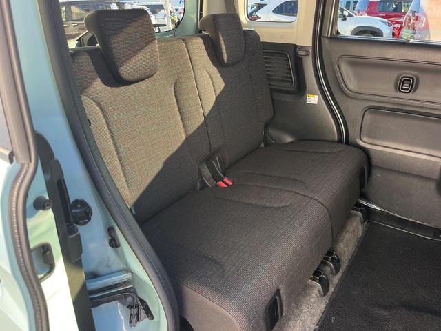後部座席も気になるようなキズ・汚れやへたり等、大きなダメージはなく、良好な状態です。