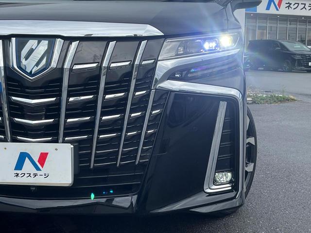 【ＬＥＤヘッドライト】悪天候や夜間走行時も良好な視界を確保し安心して運転できる高輝度ＬＥＤヘッドライトを装備！点灯速度が早く、消費電力も抑えられています。