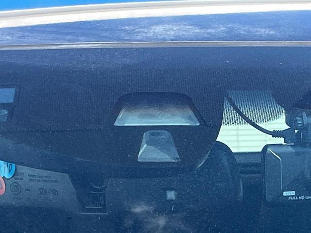 【シティブレーキアクティブシステム】低速走行中に前方の車両等を認識し、衝突しそうな時は警報とブレーキで衝突回避と被害軽減をアシスト。より安全にドライブをお楽しみいただけます。