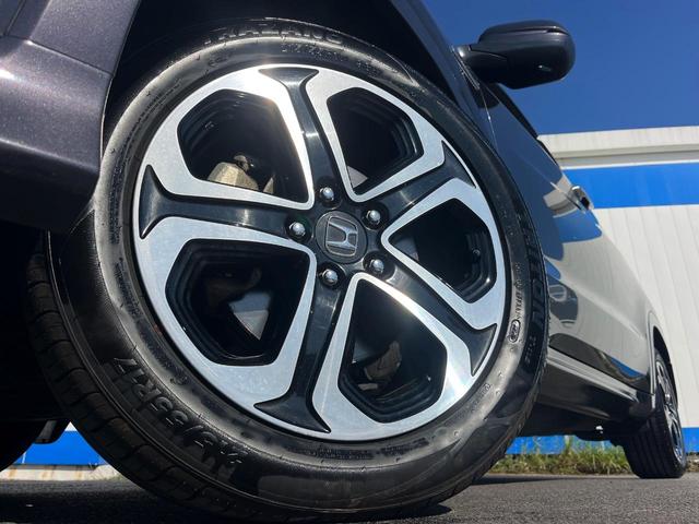 【純正１７インチアルミホイール】外観にマッチした純正アルミホイールを装着しております。各種社外アルミホイールや、スタッドレスタイヤも取扱いしております。是非ご相談ください♪