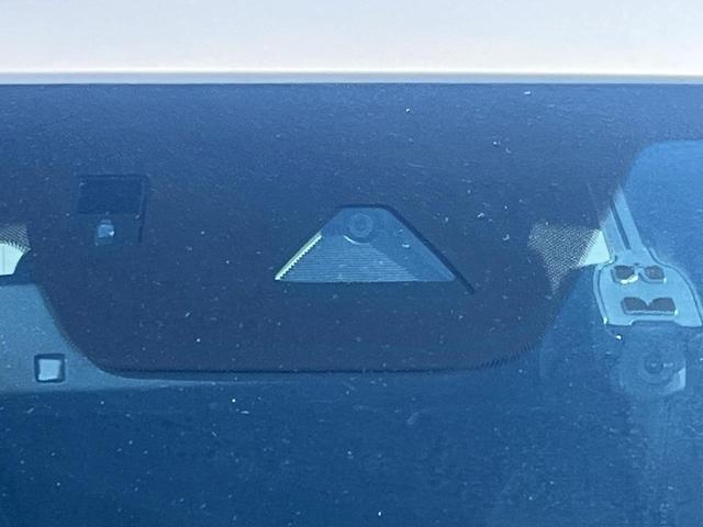 【ｉ－ＡＣＴＩＶＥＳＥＮＳＥ】走行中に前方の車両等を認識し、衝突しそうな時は警報とブレーキで衝突回避と被害軽減をアシスト。より安全にドライブをお楽しみいただけます。