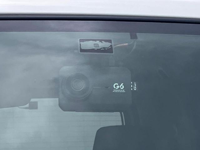 【ドライブレコーダー】安心・安全なカーライフに必須のドライブレコーダーを装備！走行中はもちろん、あおり運転や事故に遭遇した際の状況も映像で記録し、万一のリスクに備えます。