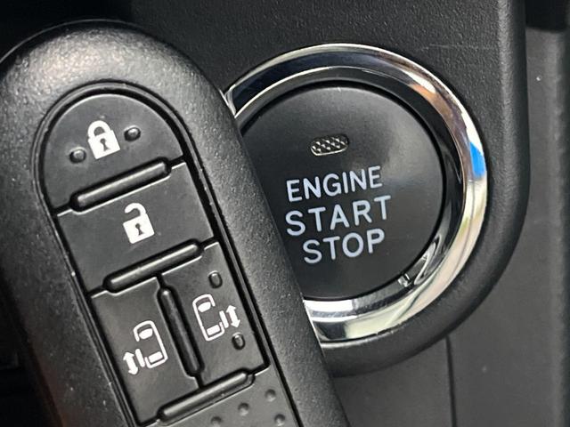 【スマートキー】カバンやポケットに入れたままでもドアの施錠・解錠が可能なスマートキーを装備。エンジンのオン・オフ時もカギを取り出す必要が無いからとっても便利です♪