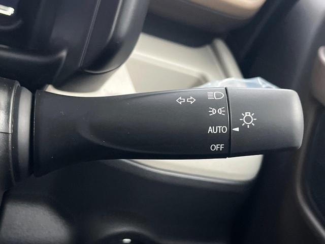 【オートライト】周りの明るさに応じて自動でヘッドライトの点灯・消灯ができる機能です！ライトの付け忘れ・消し忘れなどが無くなり、雨の日や夕方の走行も安心！トンネル通過時も便利ですね♪