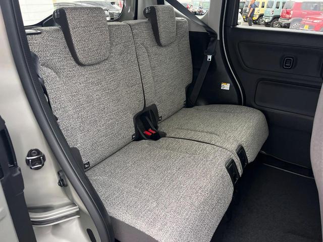 後部座席も気になるようなキズ・汚れやへたり等、大きなダメージはなく、良好な状態です。