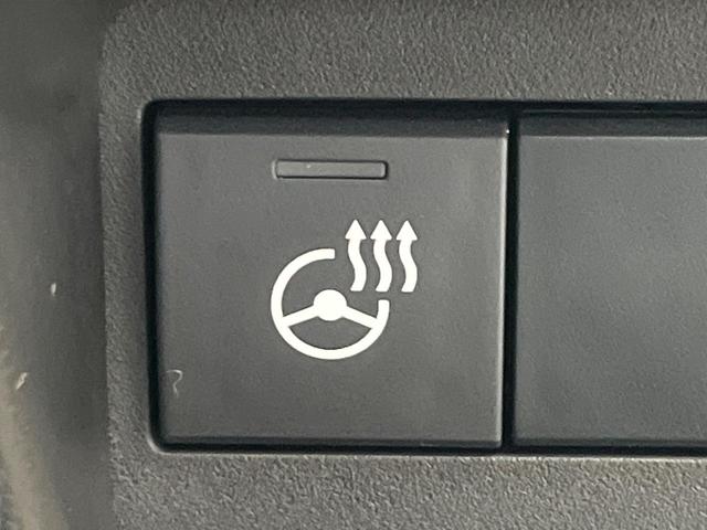 【ステアリングヒーター】冬場に冷たくなりやすい革巻きステアリングを、スイッチ一つで素早く適温に！エアコンよりも早く温まってくれるので、寒い日の運転も快適になりますね♪