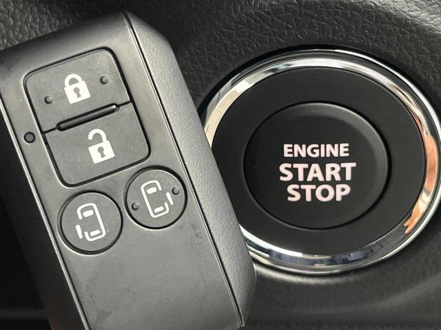 【キーレススタートシステム】カバンやポケットに入れたままでもドアの施錠・解錠が可能なスマートキーを装備。エンジンのオン・オフ時もカギを取り出す必要が無いからとっても便利です♪