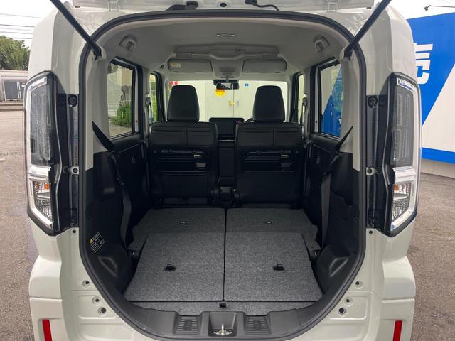 後席を格納すると、これだけの広さが！シーンに合わせたシートアレンジで、大きな荷物も積むことが出来ます♪
