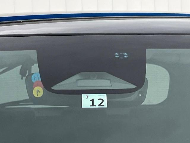 【ホンダセンシング】走行中に前方の車両等を認識し、衝突しそうな時は警報とブレーキで衝突回避と被害軽減をアシスト。より安全にドライブをお楽しみいただけます。