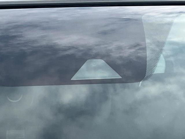 【エマージェンシーブレーキ】走行中に前方の車両等を認識し、衝突しそうな時は警報とブレーキで衝突回避と被害軽減をアシスト。より安全にドライブをお楽しみいただけます。