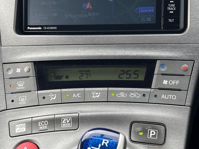 【オートエアコン】一度お好みの温度に設定すれば、車内の温度を検知し風量や温度を自動で調整。暑い…寒い…と何度もスイッチ操作をする必要はありません。快適な車内空間には必須の機能ですね♪