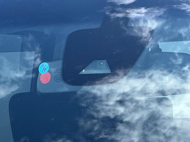 【インテリジェントエマージェンシーブレーキ】フロントカメラで前方の車両や歩行者を検知。衝突しそうな時は衝突被害軽減ブレーキが作動、衝突回避をサポート。より安全にドライブをお楽しみいただけます。