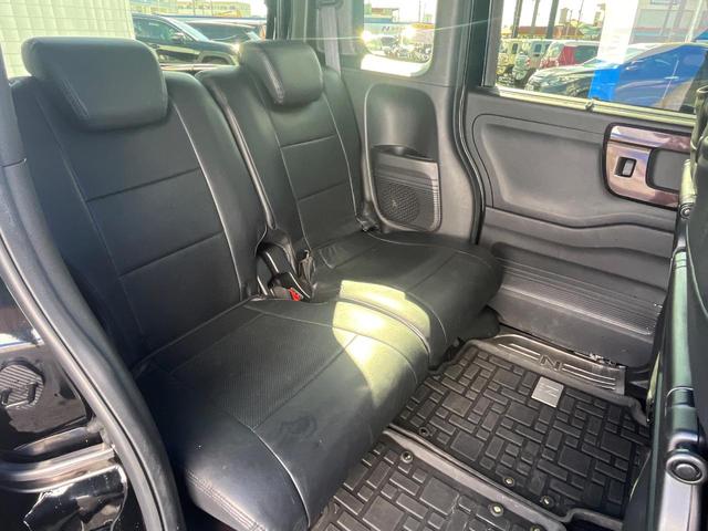 後部座席も気になるようなキズ・汚れやへたり等、大きなダメージはなく、良好な状態です。