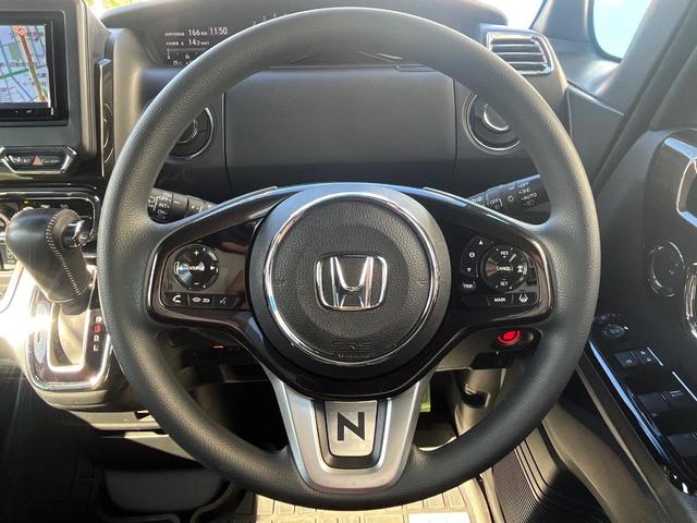 インテリアに合わせたデザインのステアリングは、運転される方のことも考え、運転しやすい形状、大きさです。是非一度、実際に触ってお確かめください。