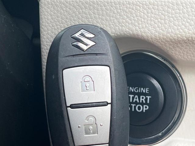 【キーレススタートシステム】カバンやポケットに入れたままでもドアの施錠・解錠が可能なスマートキーを装備。エンジンのオン・オフ時もカギを取り出す必要が無いからとっても便利です♪