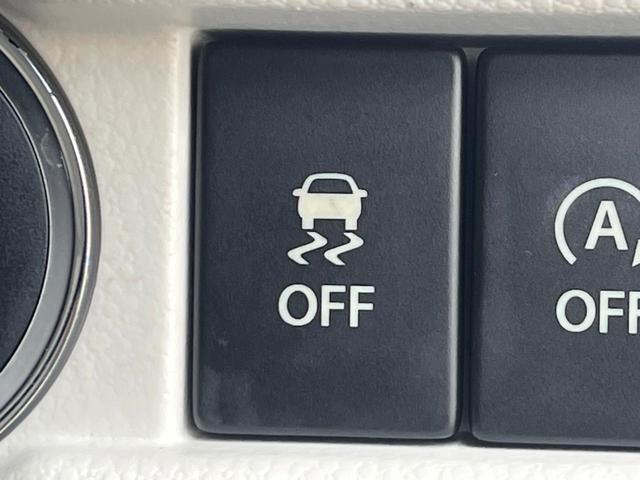 【横滑り防止装置】車両の横滑りを感知すると、自動的に車両の進行方向を保つように車両を制御します。雨の日など滑りやすい路面状況でも安全な運転が可能です。