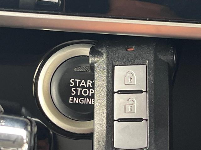 【インテリジェントキー】カバンやポケットに入れたままでもドアの施錠・解錠が可能なスマートキーを装備。エンジンのオン・オフ時もカギを取り出す必要が無いからとっても便利です♪