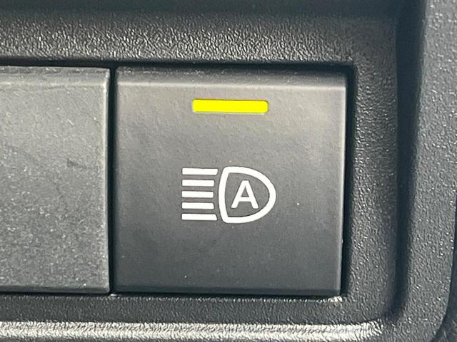 【アダプティブハイビーム】遠くまで明るく照らすハイビームを先行車や対向車に照射しない様、自動で調整！毎回手動で切り替える必要がなく、夜間走行時のストレスも軽減。安全性向上にも寄与します。